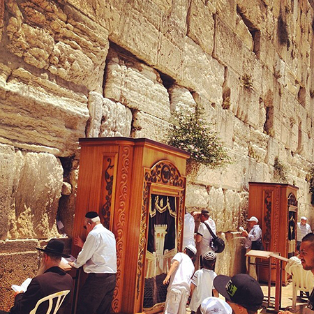 Le Kotel (Mûr des Lamentations) lors de la prière de l'après midi